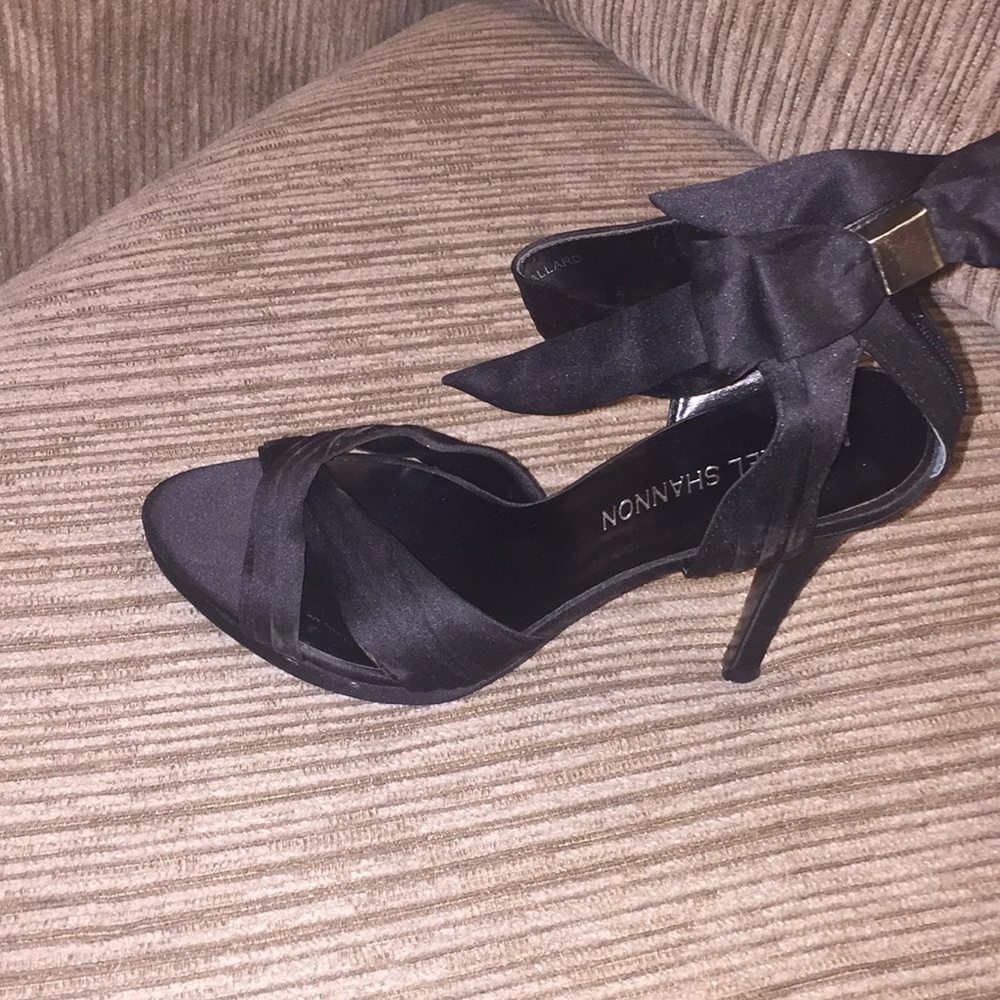 Micheal Shannon black heels with a bow